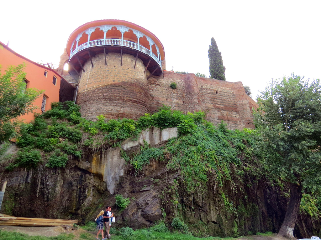 1768458349107-scale_1200