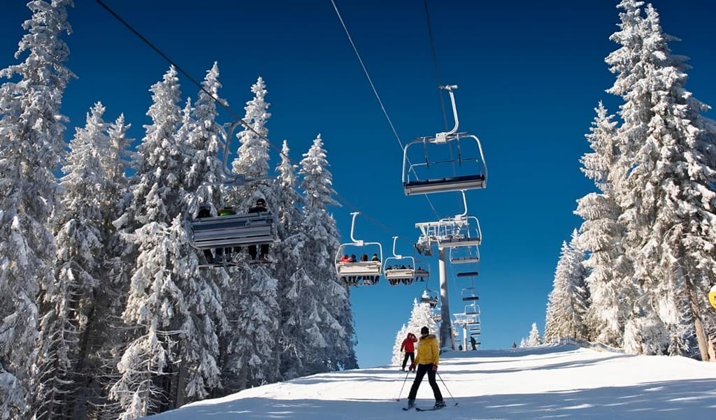 Путешествие в частном туре для 3-5 человек через Казбеги и легендарный Военный путь