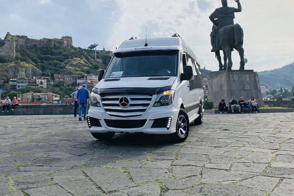 Трансфер на микроавтобусе из аэропорта в любую точку Тбилиси (до 16 человек)